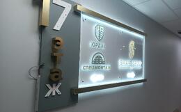 навигационный настенный указатель акрилайт с накладными объёмными элемнтами