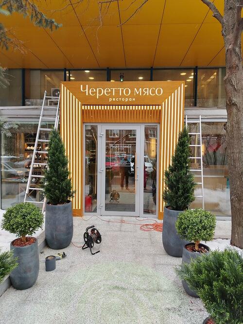 монтаж входной группы ресторана