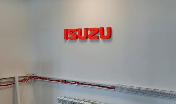 Объемные световые буквы Isuzu интерьерная вывеска