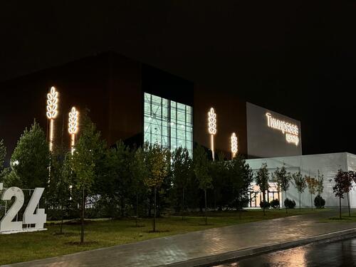 Оформление фасада вывеской с подсветкой и рекламными световыми элементами